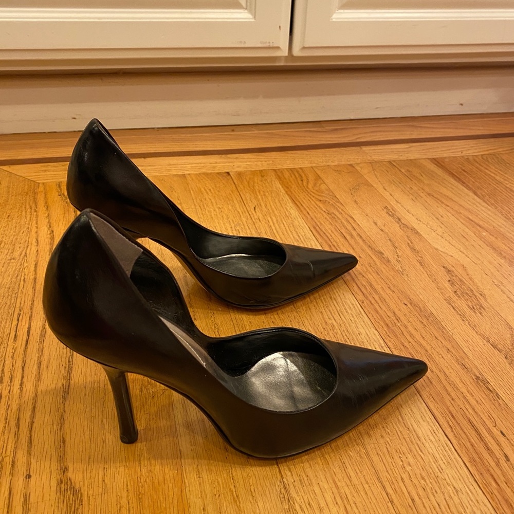 Guess Carrie Pump in black leather. Size 7.5. Excellent condition.